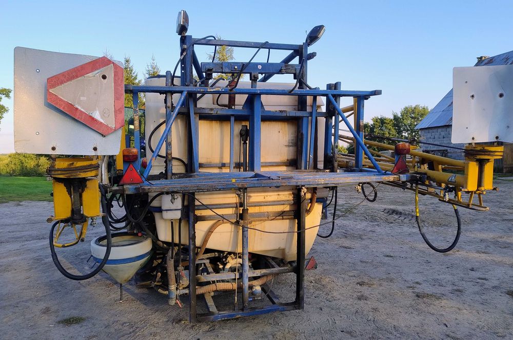 Opryskiwacz zawieszany Sieger, 21 m, zbiornik 1200 l