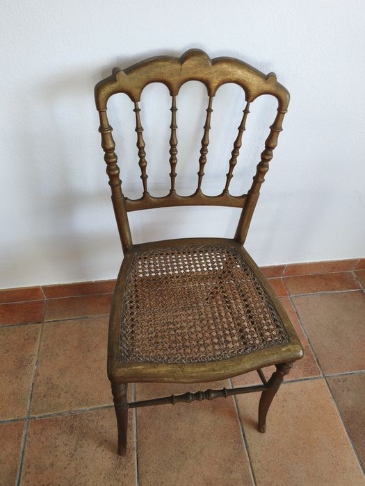 2 Cadeiras douradas com assento de palhinha