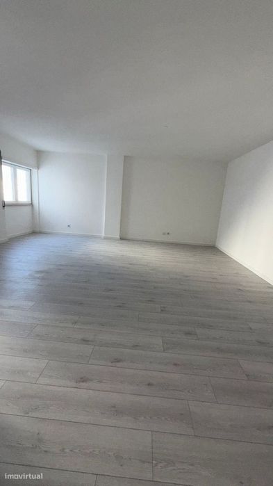 Apartamento T0 com parqueamento e vistas de mar