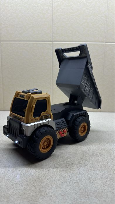 Спецтехніка, автовишка, самоскид, підйомник.