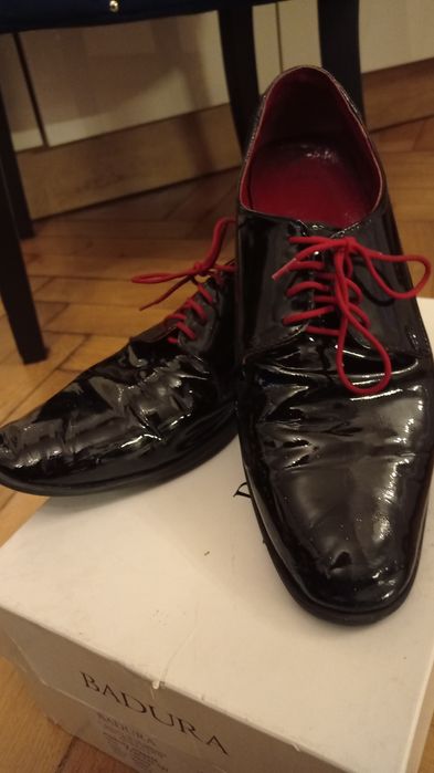 Piękne lakierowane pantofle 40