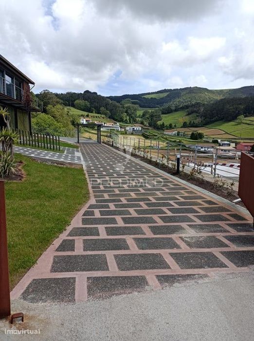 Moradia Nova com Piscina em Zona Tranquila – Angra do Heroísmo