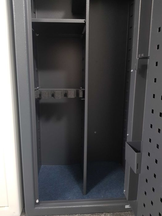 Szafa na 8 sztuk broni z półkami i uchwytami- NOWOŚĆ