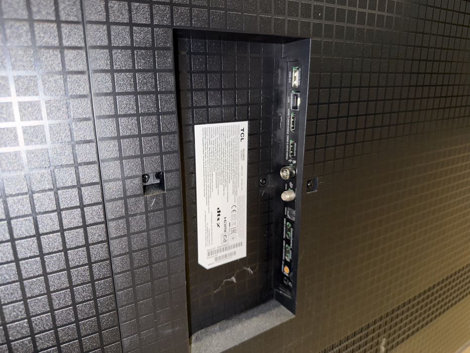 TCL 98QM8B com ecra danificado para peças  (uma aventura com um comando voador)