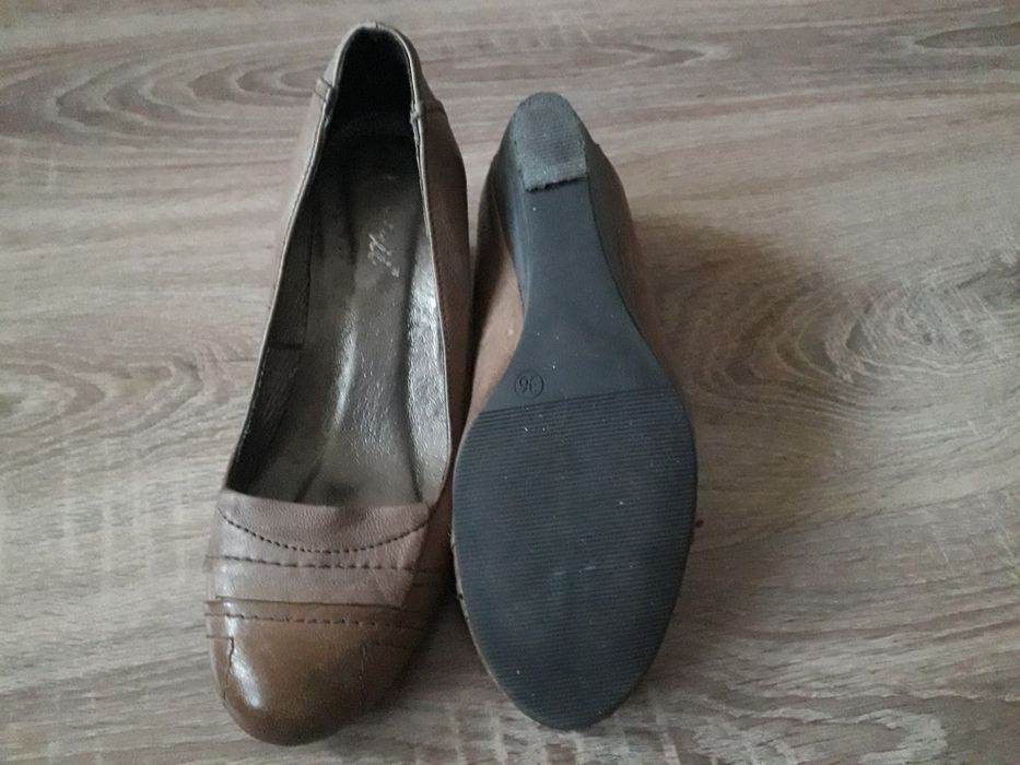 Skórzane buty czółenka na koturnie CARINII 36