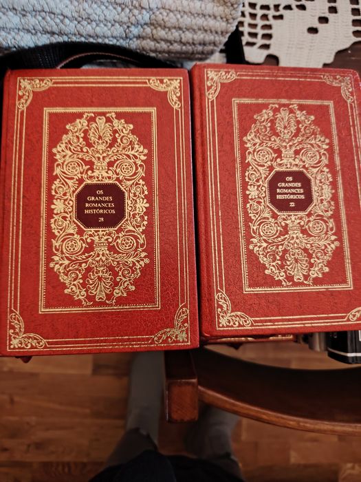 VARIEDADE de livros e enciclopedias