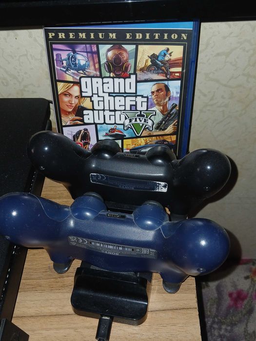 Продам PS 4 slim
