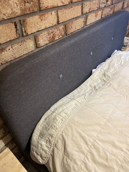 Łóżko z materacem