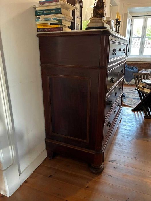 Cómoda antiga em madeira com tampo em mármore