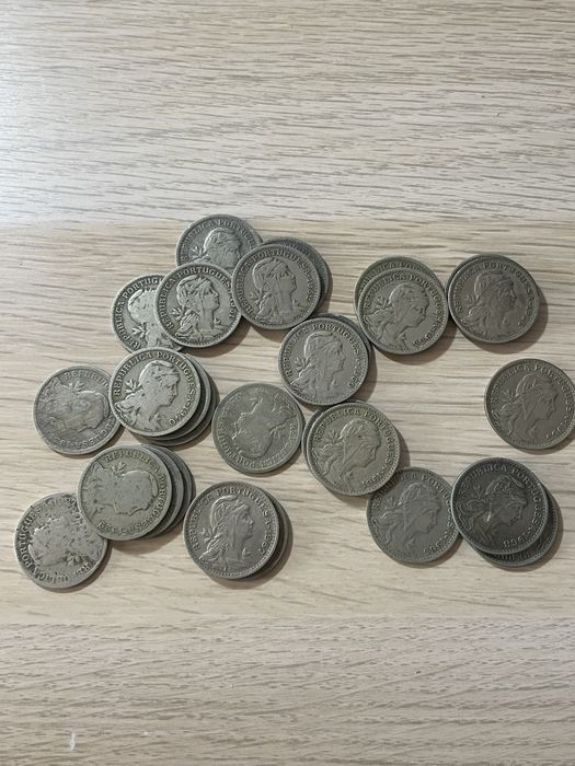 28 moedas de 50 centavos da República Portuguesa de 1927 a 1968