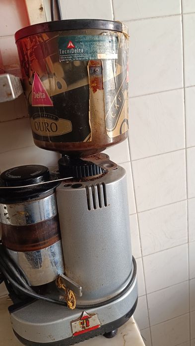 Moinho de café delta cinza e preto