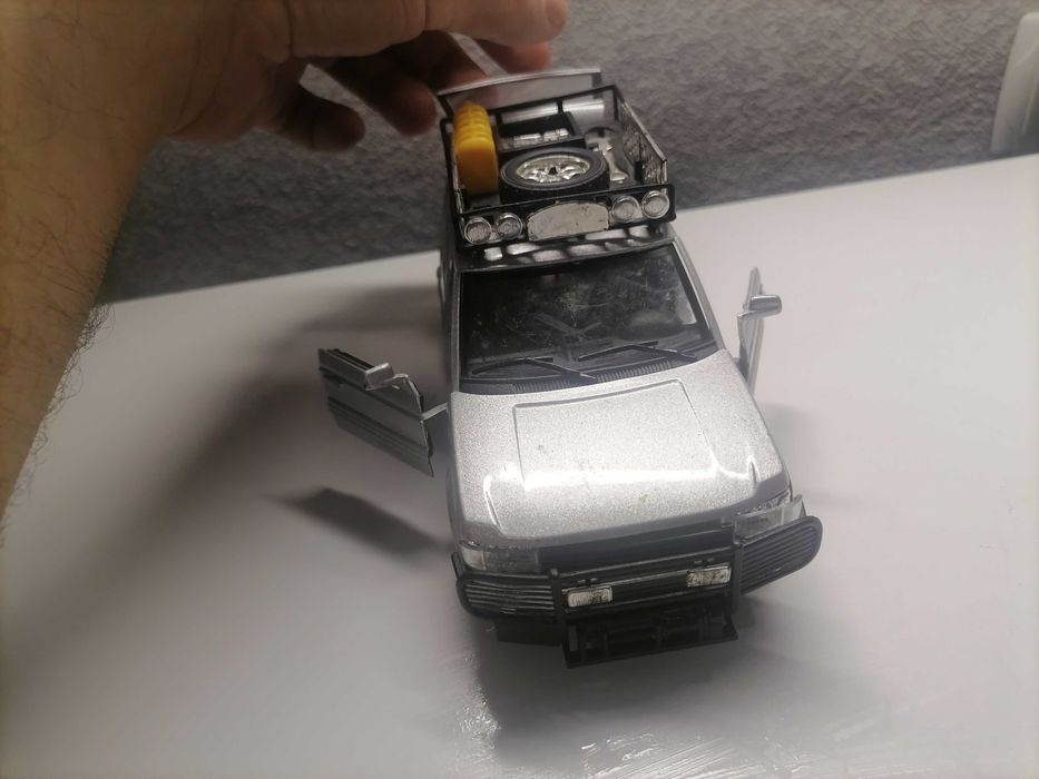 машинка Land Rover Range Rover 2001 1/26 Bburago