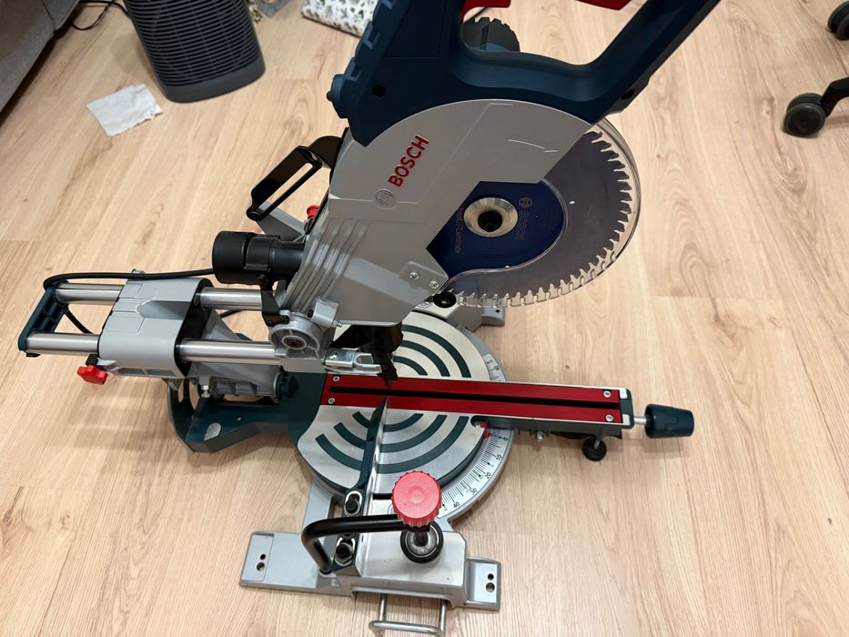 Serra de esquadria Bosch Professional GCM 800 SJ (216 mm)