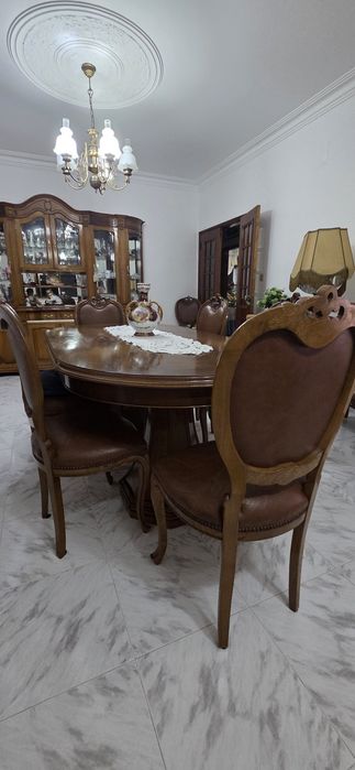 Conjunto mesa com 8 cadeiras