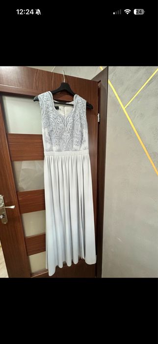 Sukienka z rozcięciem