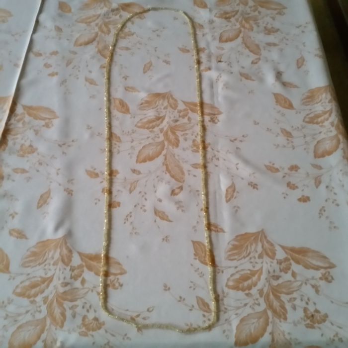 Korale, koraliki damskie na szyję, obw. 172 cm , świecące kremowe.