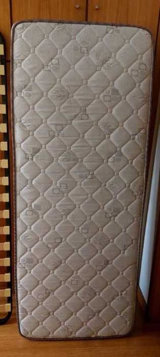 Estrado c/pernas e colchão