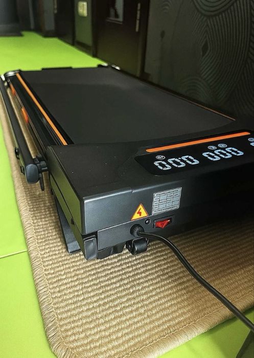 Бігова доріжка з кутом нахилу/ 120кг/ 10км/год/ компактна бігова