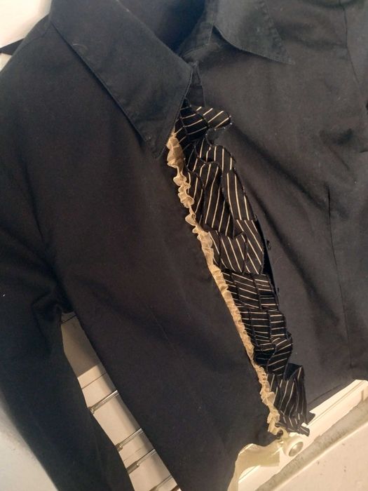 Camisa preta com folhos S