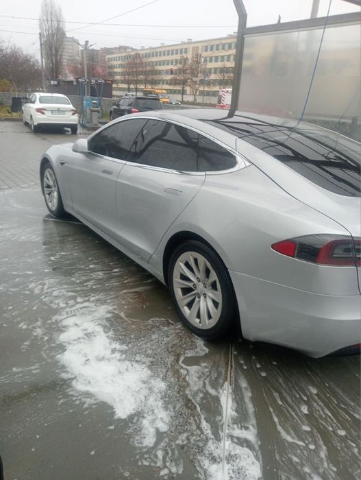 Оренда авто з водієм на весілля, бізнес зустрічі, перевезення