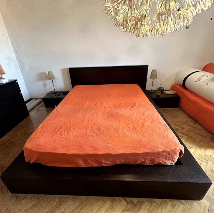 Cama Casal, colchão e duas mesas cabeceira