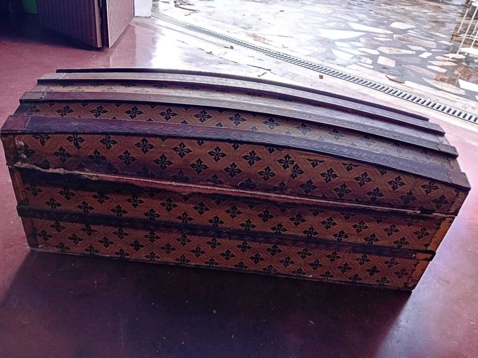 Baú antigo de madeira