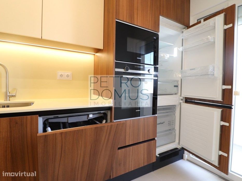 T3 Com 3 Wc Em Prédio Totalmente Remodelado - Almada
