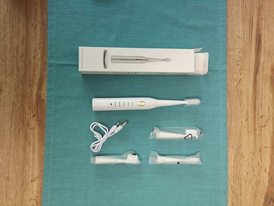 Nowa szczoteczka soniczna do zębów biała i 4 końcówki