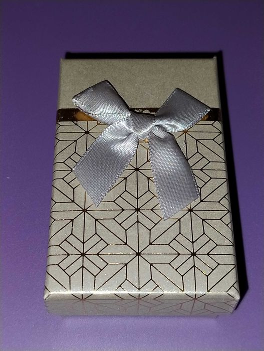 Pierścionek srebrny z cyrkonią - oszroni pięknem i blaskiem