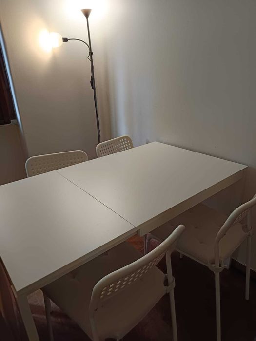 Conjunto mesa de jantar  VIHALS e 4 cadeiras em branco IKEA