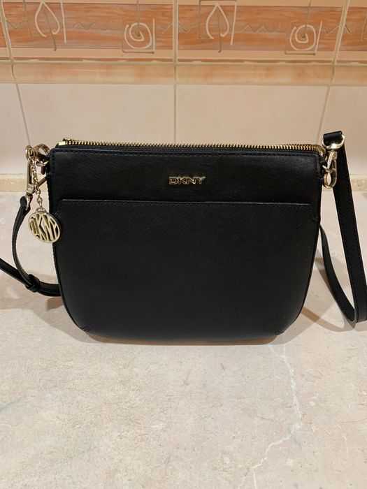 Сумка DKNY кожа . Оригинал. Есть кошелек к этой сумке .