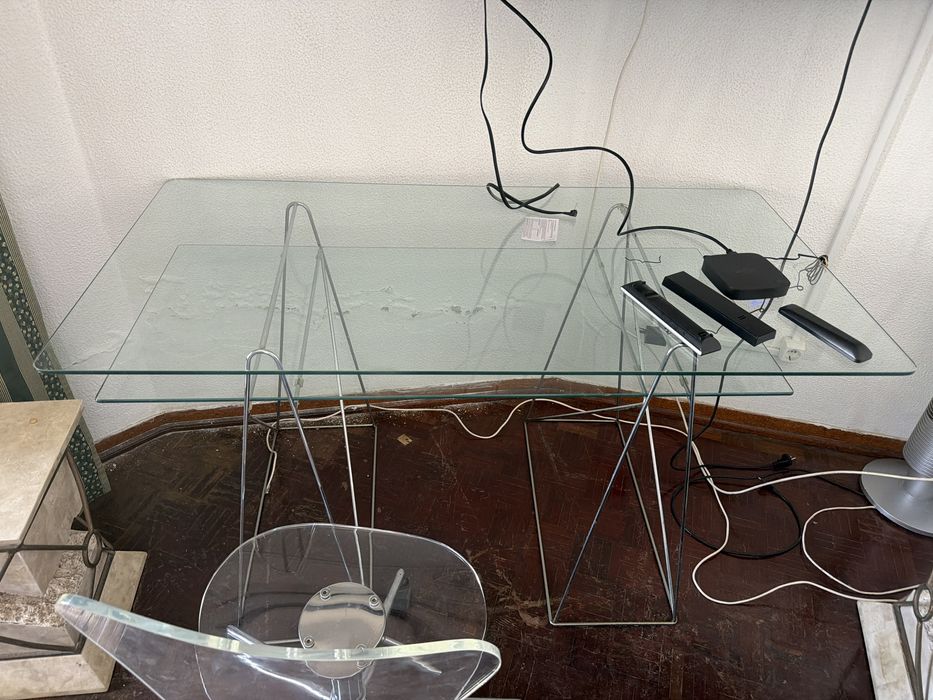 Mesa de escritorio com cadeira