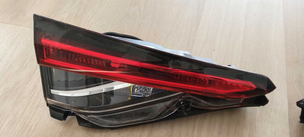 Toyota Corolla E21 sedan lampa tyln alewa prawa w klapę na żarówkę