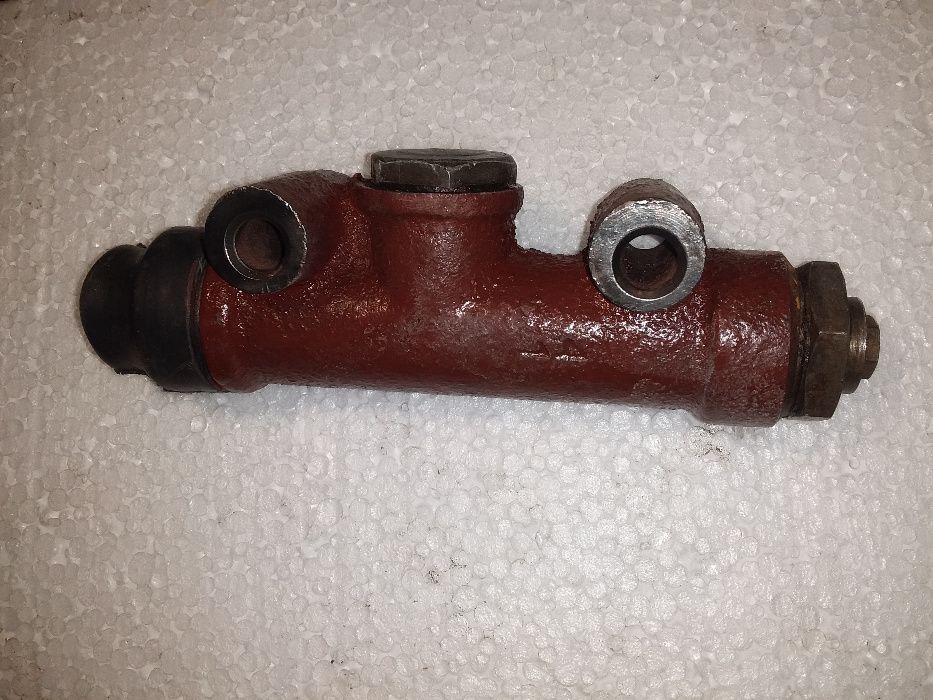 Продам  главный и рабочий тормозные цилиндры Москвич-402,407 и помпу.