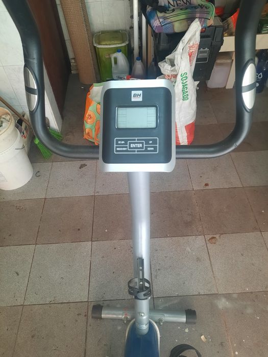 Bicicleta estática digital marca BH negociável.