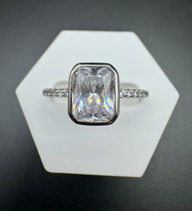 Srebrny pierścionek z 17 cyrkoniami, 925, waga: 2,38g, rozmiar: 14