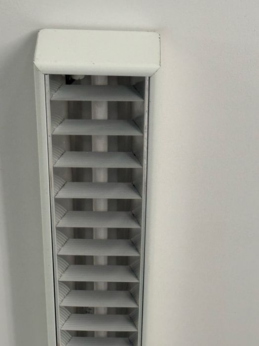 Luminárias de Teto Fluorescentes com Grelha