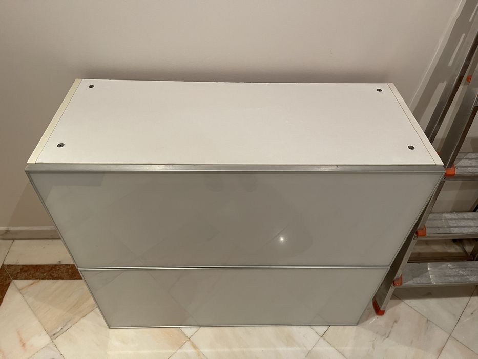 Dois armarios/vitrine de parede Ikea
