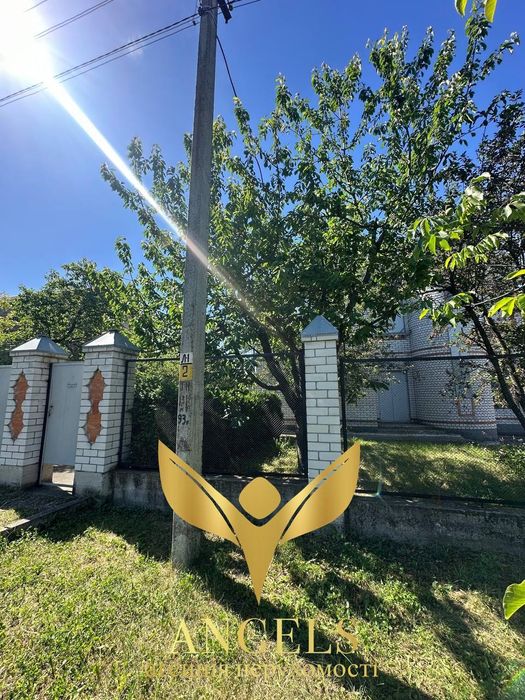 Продаж двоповерхового будинку із трьома гаражами та -1 поверхом