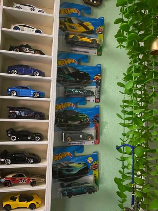 Colecao de hot wheels, Mini Gt e tarmac e parteleira incluida