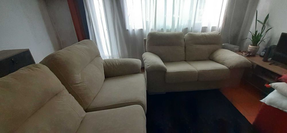Vendo 2 sofás - 1 de 3 lugares , outro de 2