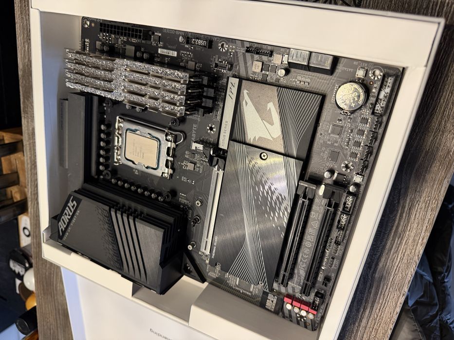 Gigabyte Aorus Z790 Elite AX+ I9 13900KF + Ram g.skill Royal 3600