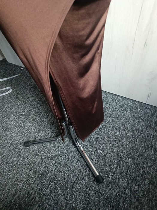 Elegancka sukienka z rozcięciem