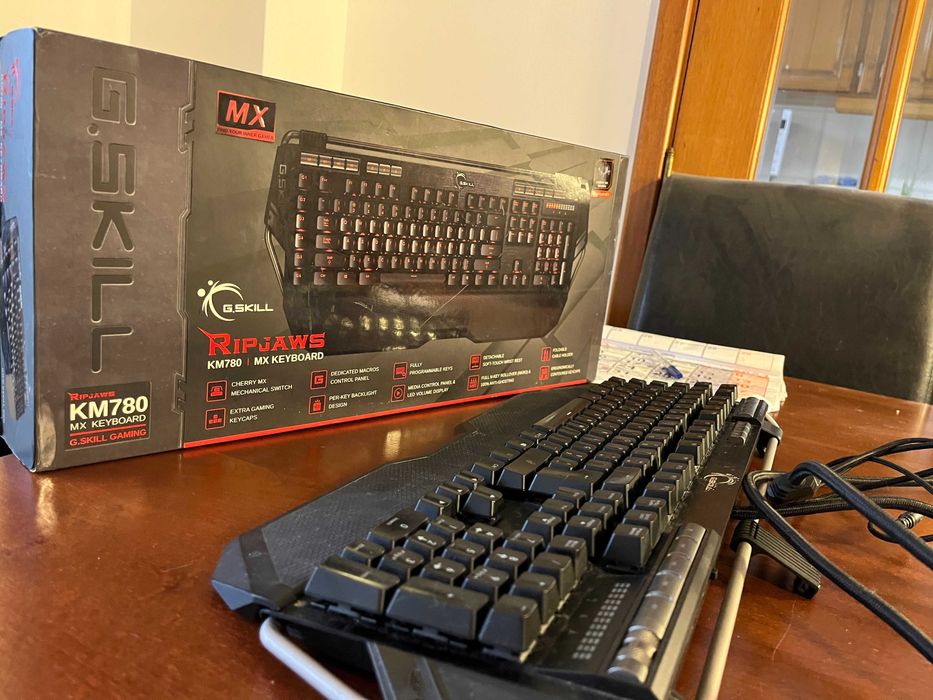 Teclado RipJaws KM780 Cherry MX Brown