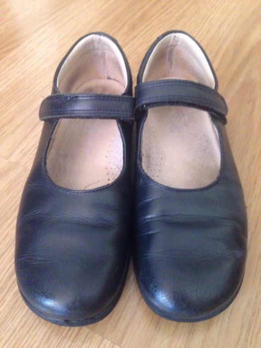 Sapatos farda colégio e Sabrinas Hera