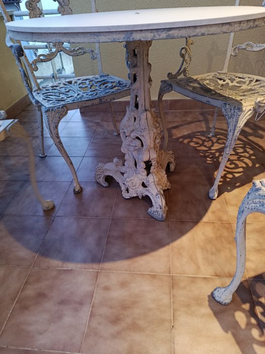 Mesa com quatro cadeiras de braços