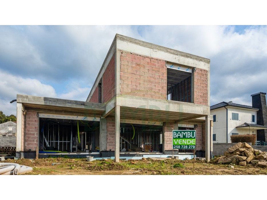 Moradia T4 de Arquitetura Moderna em construção, para venda em Seixas.