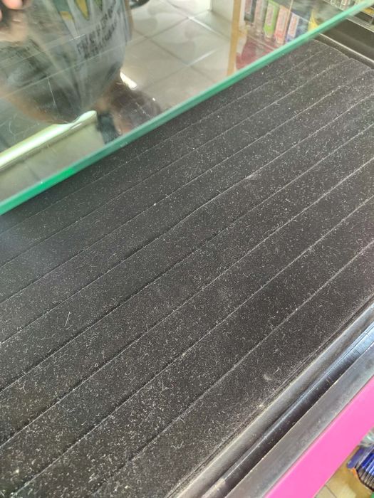 Balcao com expositor de vidro, gavetas e comodas