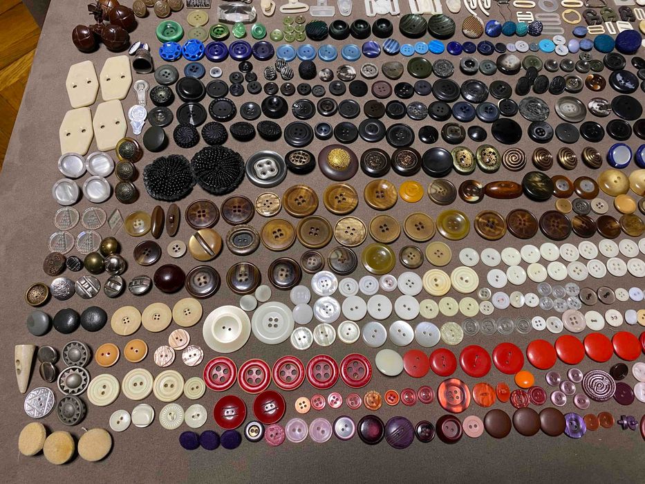 Пуговицы и застёжки любого цвета, формы и вида