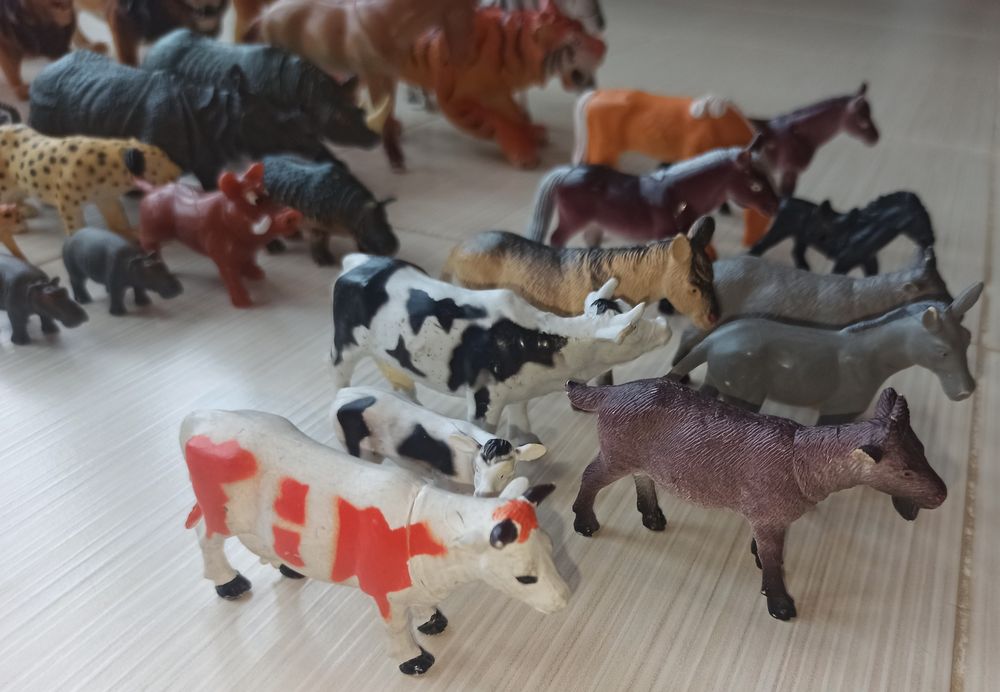 Figurki zwierząt (62szt.)-zabawki -guma, plastik.